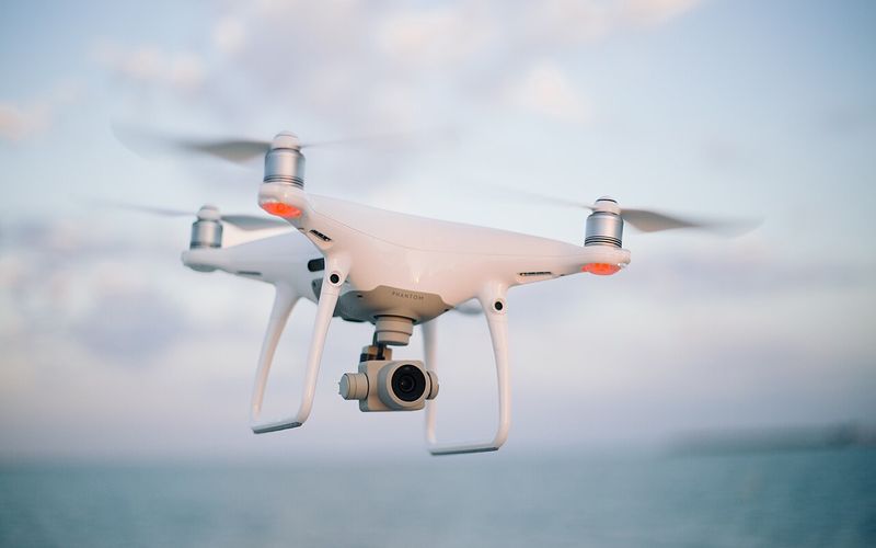 Havada uçan kameralı bir quadcopter